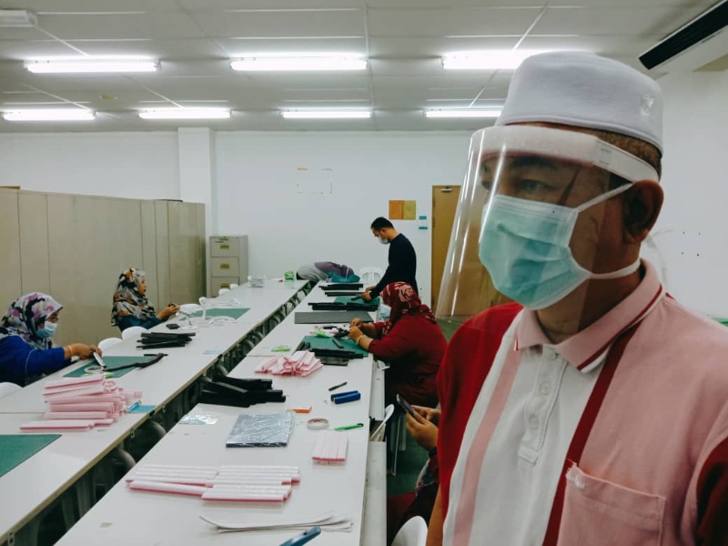 8名住在学院宿舍的讲师使用文具原料，DIY制作一次性的全罩式防护面罩，以送给对抗冠状病毒病疫情的前线人员。