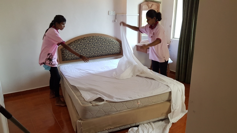 尽管酒店不招收新住客，但日常的清洁工作仍会进行，清洁工人薪水仍照支付。