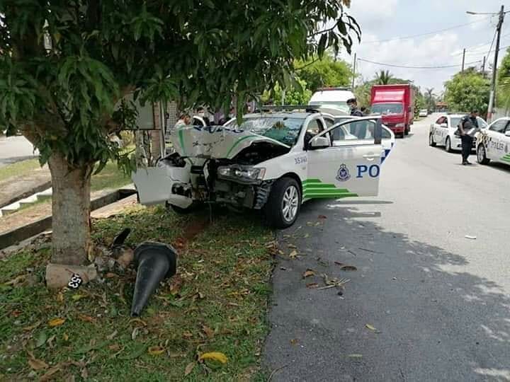 一辆由4名军警共乘的巡逻车，期间车子突然失灵，整辆车失控撞向路边的树，导致其中3人蒙伤。