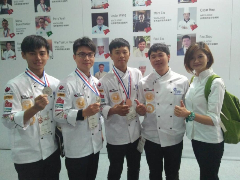 温振湙（左一）在得到同学的鼓励下，勇敢地踏出第一步，参加各项国际烘焙大赛。