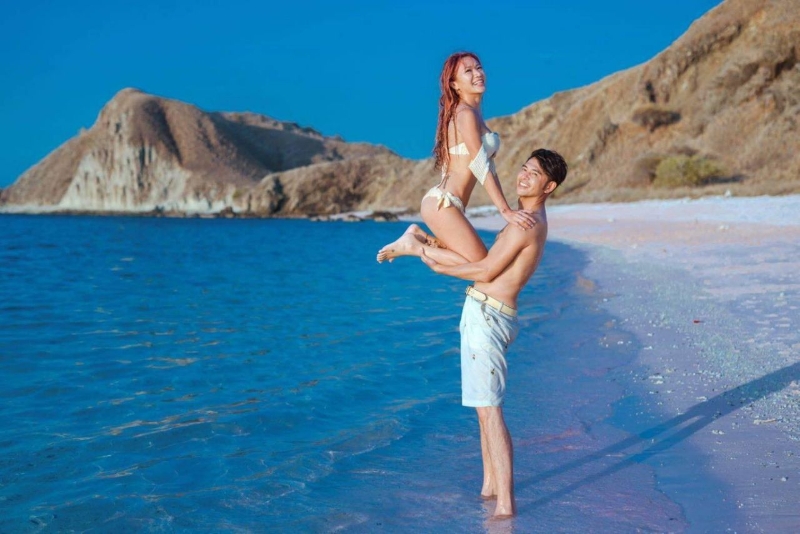 黄玉荣带老婆到她一直心心念念想去的粉红海滩拍摄婚纱照。