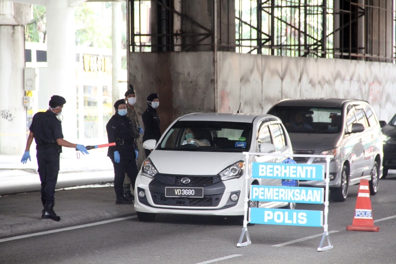 警方在吉隆坡金三角一带设立路障，盘查来往的交通工具。