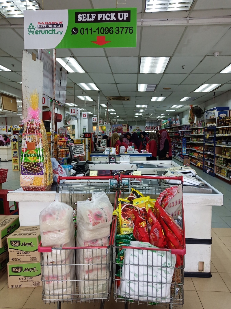  顾客通过Sabasun电子杂货店购物，可以选择外送或亲自到门市领取货物。