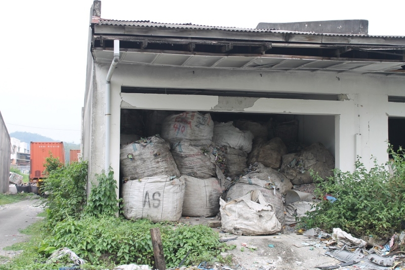 乌雪桃源岭的废置单厂工厂，也遭业者入侵，摆放大量有待再循环处理的塑料。