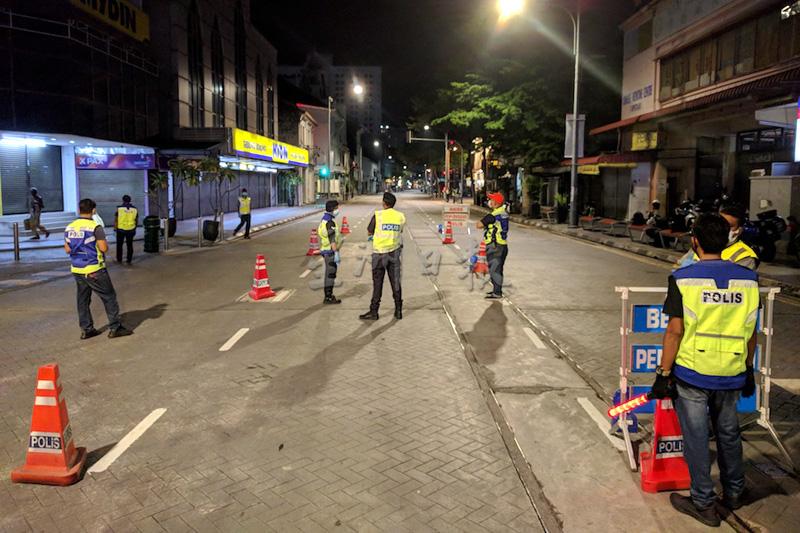 东北警区警员于近晚上10时在槟榔路设路卡，截停每一辆经过的私人交通工具。