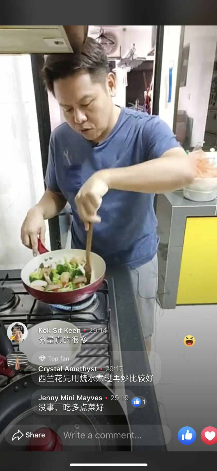 陈嘉荣在做烹饪直播时，调侃自己会不会把厨房给烧了。