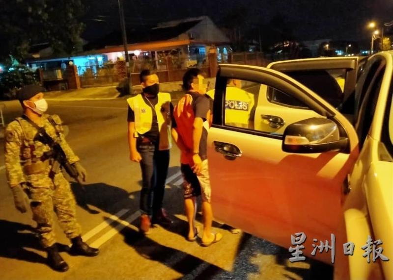 华裔司机和女友被警方逮捕。