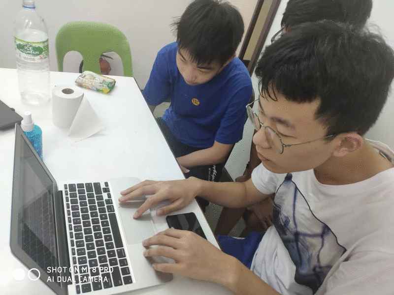 寄宿在亚庇建国中学的学生参与线上学习。