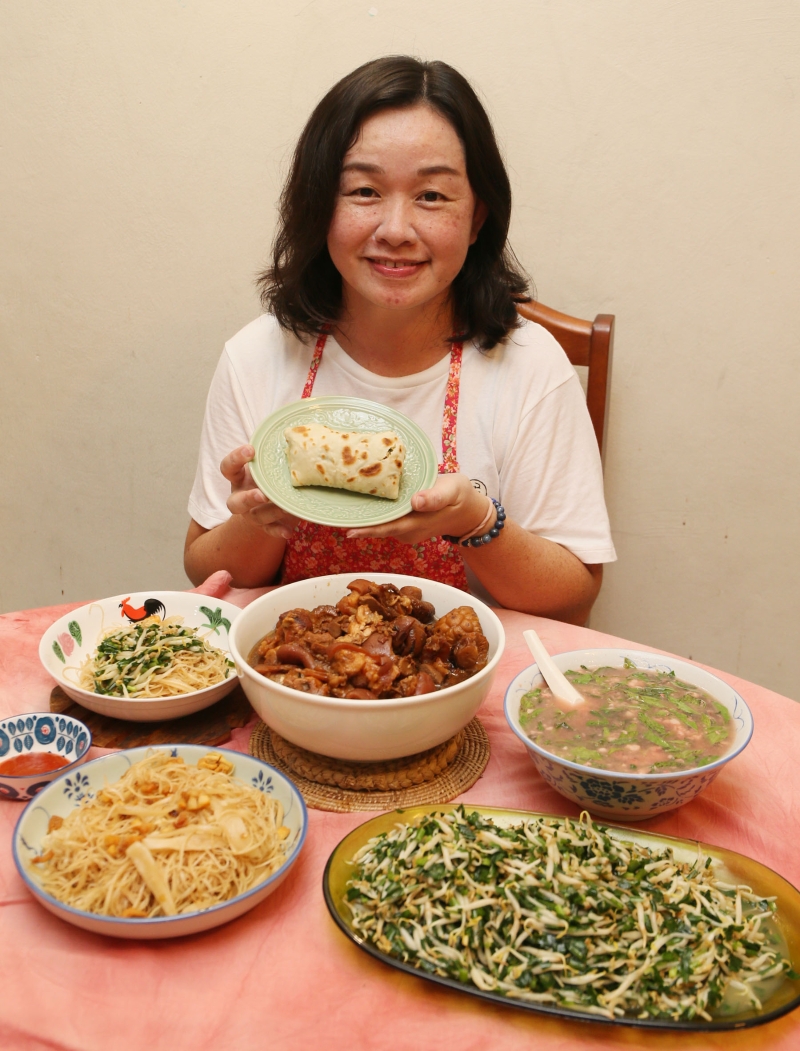 为了寻找儿时的味道，蔡瑞娥用心学习烹煮其籍贯的传统菜肴，从不会烹饪到现在厨艺了得。