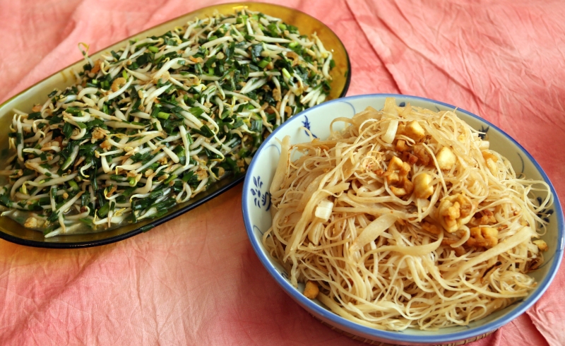 炒韭菜、芽菜和虾米也可作为炒手工面条的佐料，猪油渣更是炒手工面条的“灵魂”。