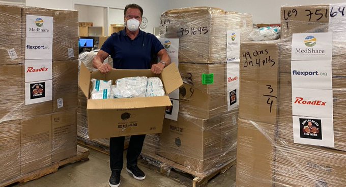 戴上口罩的阿诺亲自收货、点货，将5万个N95口罩送到洛杉矶医院派发，可说出钱又出力！