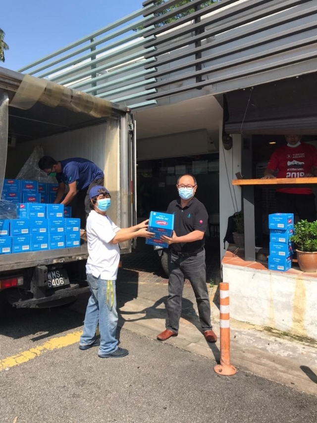 黄耀佳感谢热心的Linaco赞助的120箱包装椰子水。