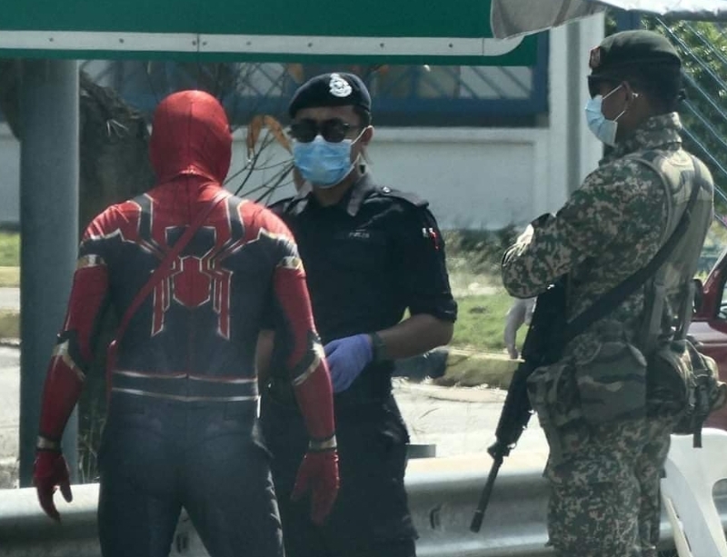 一身蜘蛛侠装扮的男子日前在越过鹅唛收费站时，遭警方拦下问话。