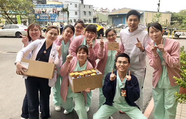 周天成（后排右二）亲送100条护手霜给内科隔离病房的护理人员。 （周天成Instagram照片）