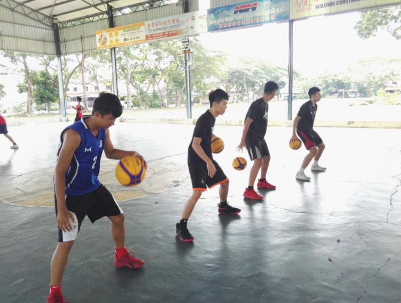 花式篮球表演可以从最少1粒到3粒篮球，胥视球员的掌控能力。