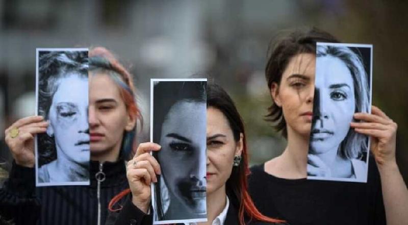 争取妇女权利的“ Declic”运动成员上月初在罗马尼亚布加勒斯特举行集会时，用家暴受害者的半脸照片遮脸。（图：法新社）