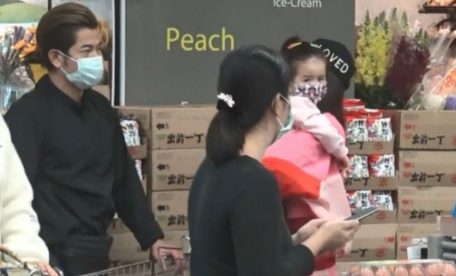 郭富城被直击带着太太方媛及2岁半的大宝在超市扫货。
