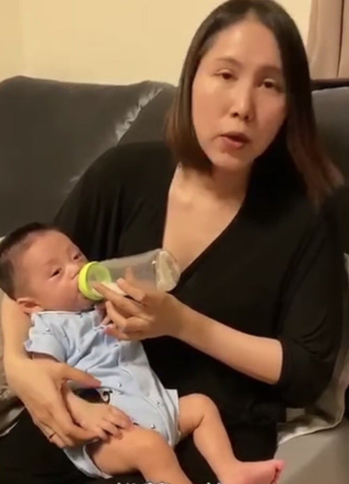 余苑绮在影片中给儿子喂奶，虽然发线有轻微往后征象，但精神看似不错。