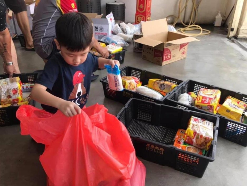 颜湘玲的家人总动员进行包装工作，连小朋友也参与其中，献出绵力。