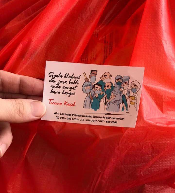 每份爱心礼袋都贴有一张献给抗疫前线医护人员的感谢卡。