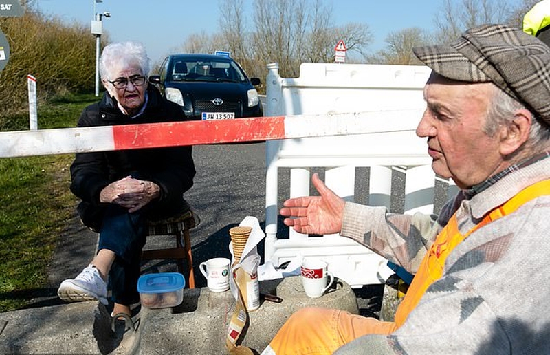 89岁的卡斯滕每天踩单车8公里，与85岁的因嘉在德国与丹麦的边境约会。（互联网照片）