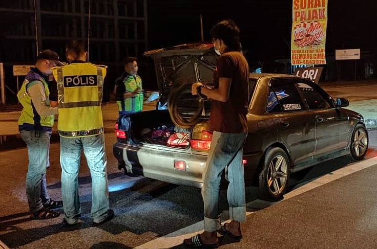 警方在晚间截停开车外出的青年，搜查后发现后车厢藏有危险武器。