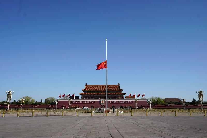 4月4日，北京天安门广场降下半旗，表达对抗击疫情斗争牺牲烈士和逝世同胞的深切哀悼。（图：新华社）