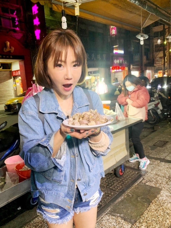 谢忻在美食节目《就是这味》公开仁爱市场她从小吃到大的摊位。