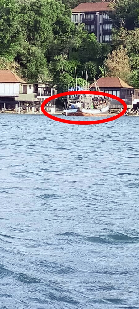 202名罗兴亚人乘搭的木船，被发现在丽思卡尔顿度假村附近海上飘游。（图取自L.K.B.K.M.L脸书）