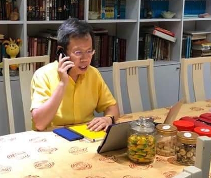 砂地方政府及房屋部长沈桂贤在家隔离期间，仍忙于工作。