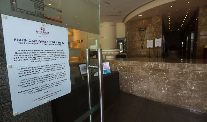 京华酒店在大门口贴上告示，通知民众该处已被列为冠病隔离中心。