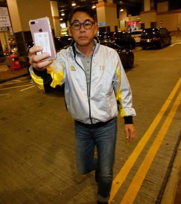 戴志伟一下车就爆粗大骂记者并表示会报警，又问记者为什么跟着他？之后上车拿手机反拍记者。