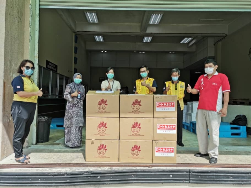 国际佛光会马来西亚协会麻坡分会移交医疗用品给麻坡医院。左起为成惠兰、西蒂阿斯玛、周秀芬、林汶弟、王子春及陈浩瑞。