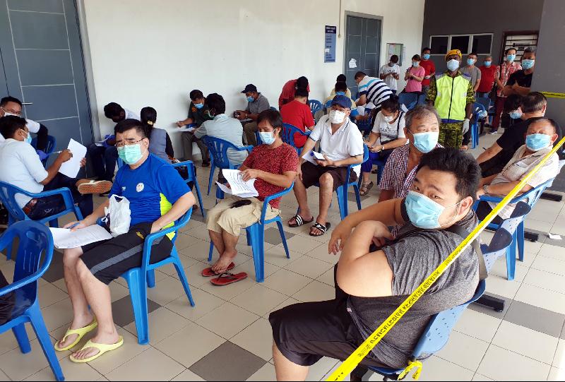约180名吉隆坡批发公市小贩及其员工接受冠病检验。