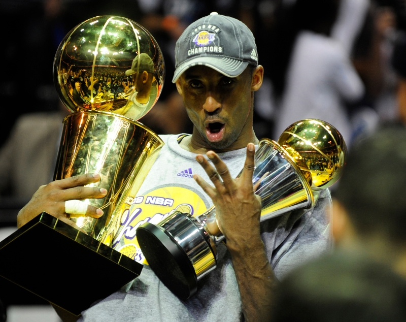 5届NBA冠军科比于今年1月不幸在直升机坠毁事故中逝世，图为2009年他庆祝自己与湖人队在总决赛胜利的画面。（法新社档案照）