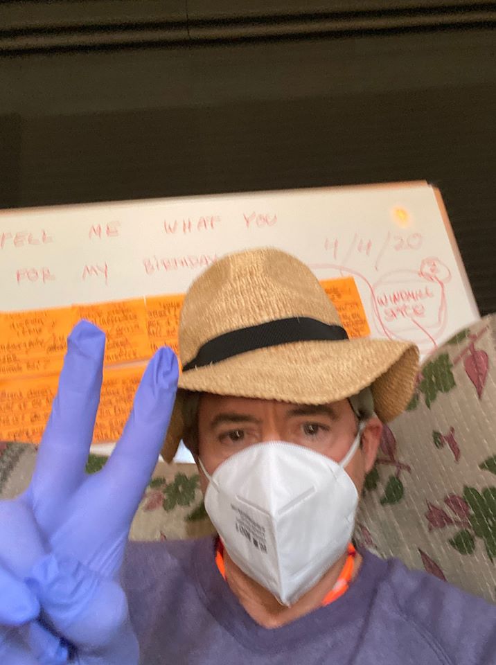 “钢铁人”小罗拔道尼戴口罩、塑胶手套及帽子，彻底防疫度过55岁生日。