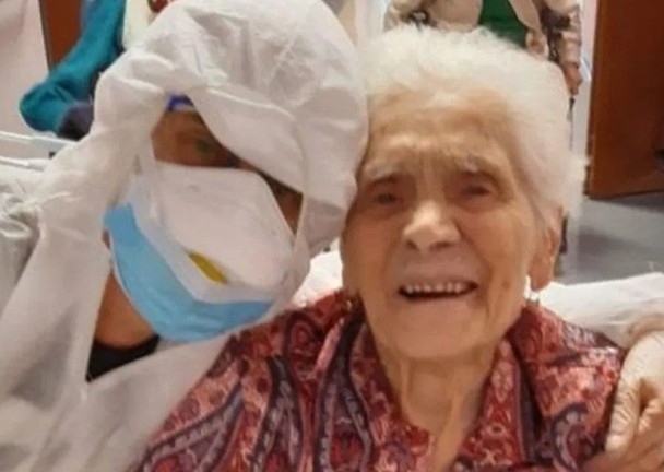 扎努西（右）战胜冠病病魔后，与医生开心合照。（图：互联网）
