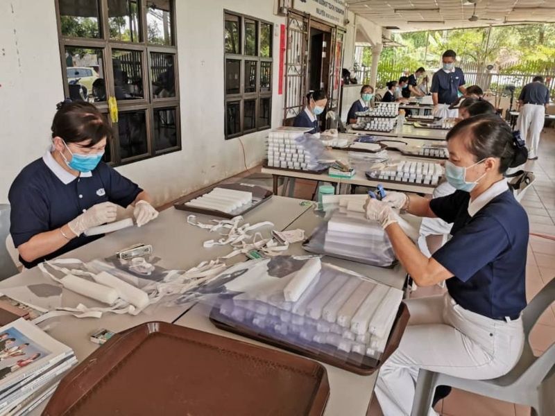 逾20名麻坡慈济志工连日赶工制作面罩，为前线抗疫人员献出爱心。