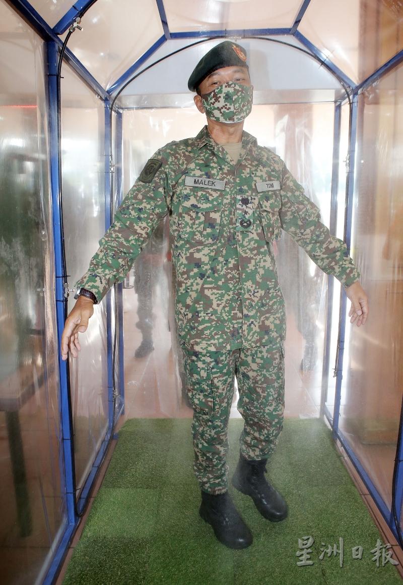 “捉病毒”消毒室只能容納一個人，併為軍人全身消毒。