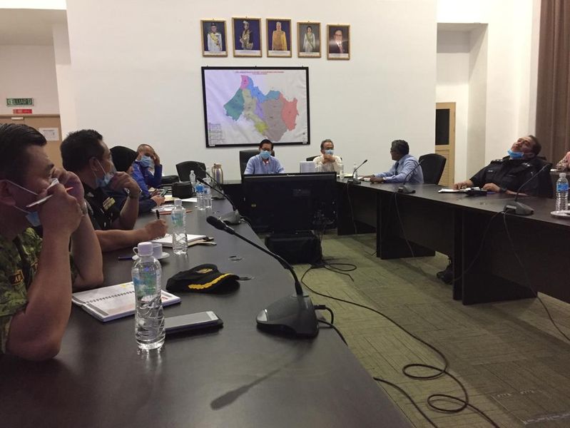 砂交通部长李景胜（右四）在美里救灾管理委员会会议上发言。
