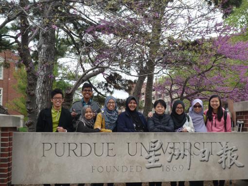 2014年，张莲妹（右四）到美国印第安纳州西拉法叶的普渡大学，探望在那里深造的英迪校友。（照片来源：梳邦英迪国际学院）
