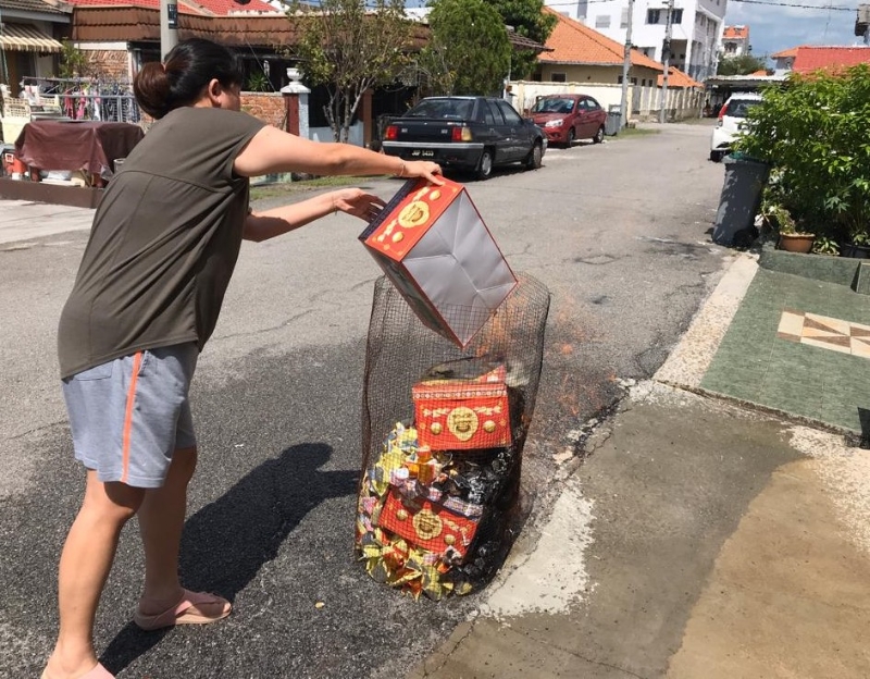 市民于祭祖仪式后焚烧祭品。（档案照）