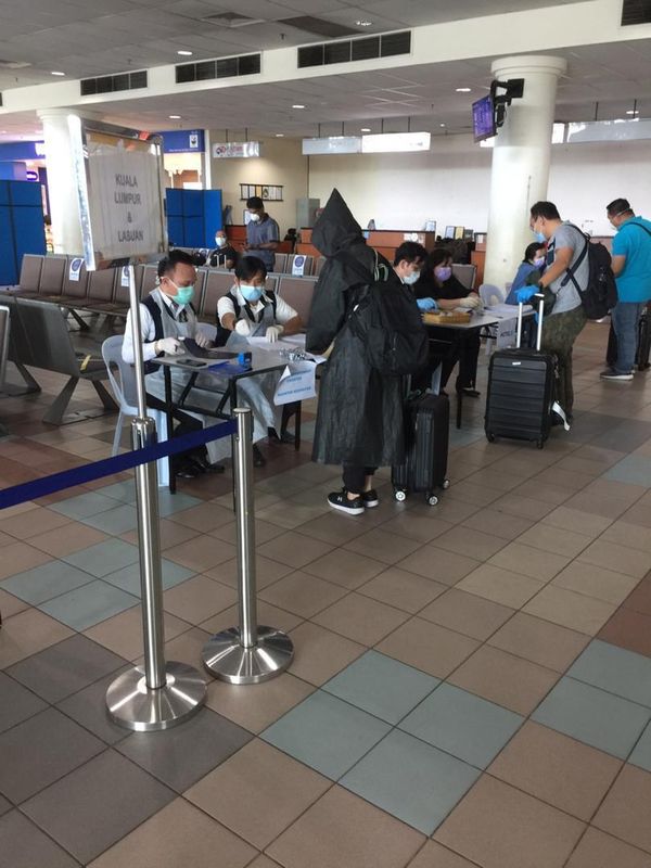 来自吉隆坡及纳闽的乘客必须在美里机场设立的柜台上进行登记，然后直接被安排前往隔离中心进行14天隔离。
