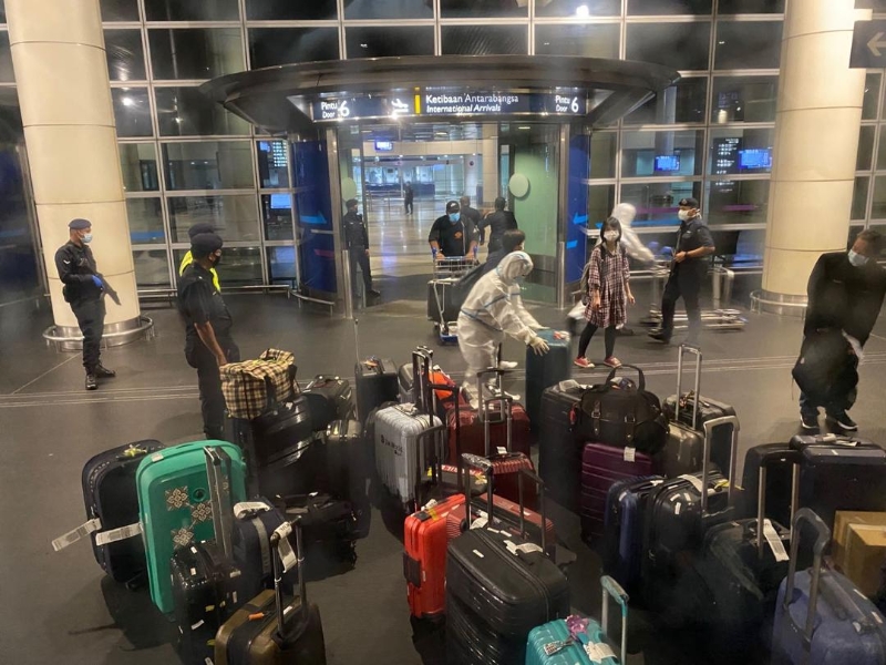 大约120名滞留泰国的国人于星期日凌晨返回马来西亚，所有行李都会进行一番消毒。

