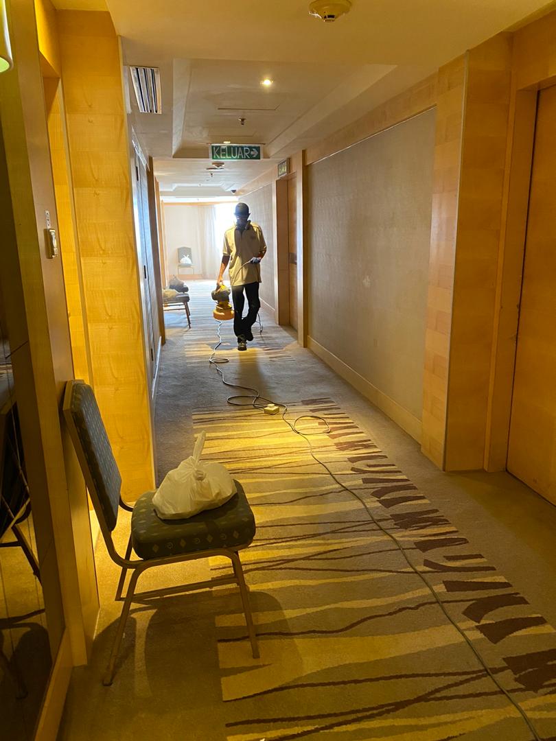 工作人员每日为隔离客房的楼层进行消毒工作。