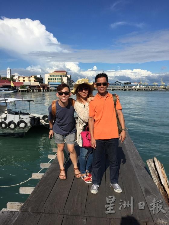刘建缗（左）和父母感情要好，如今父亲被迫暂居新加坡，母子都很想念他。（图：受访者提供）
