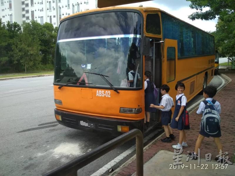 行管令期间，学校停课，部分家长认为学生巴士业者应豁免4月份车资收费。