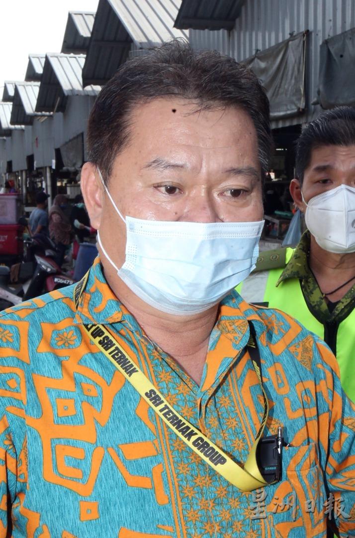 郑秀明：吉隆坡市政局官员通知他们，士拉央旧批发公市的一名友族鸡贩证实患上冠病，目前已接受治疗。