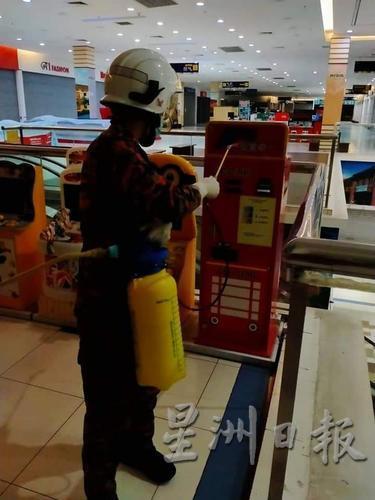 消拯员在数个超市内进行消毒。