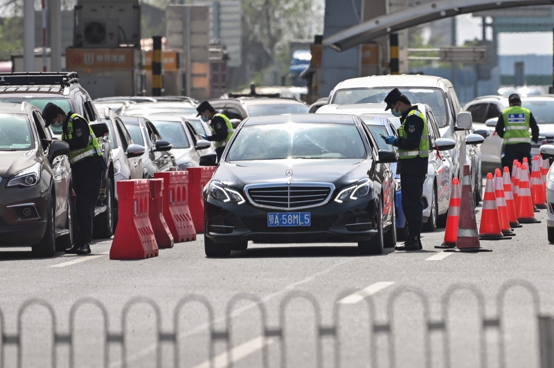 中国警察周一在对驶进湖北省武汉市车辆进行检查。（图：法新社）